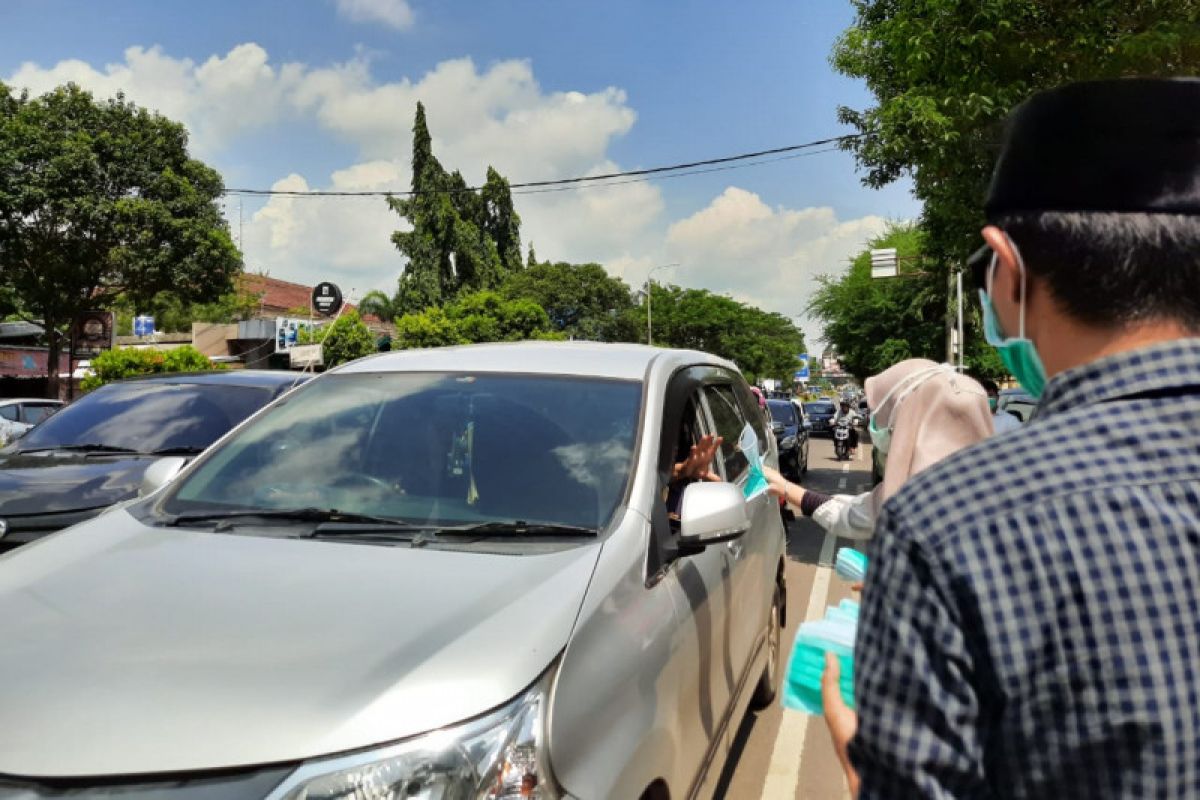 Gerindra Aceh Bagi Masker di Pasar Lambaro dan Ketapang