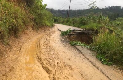 Jalan rusak di Agusen