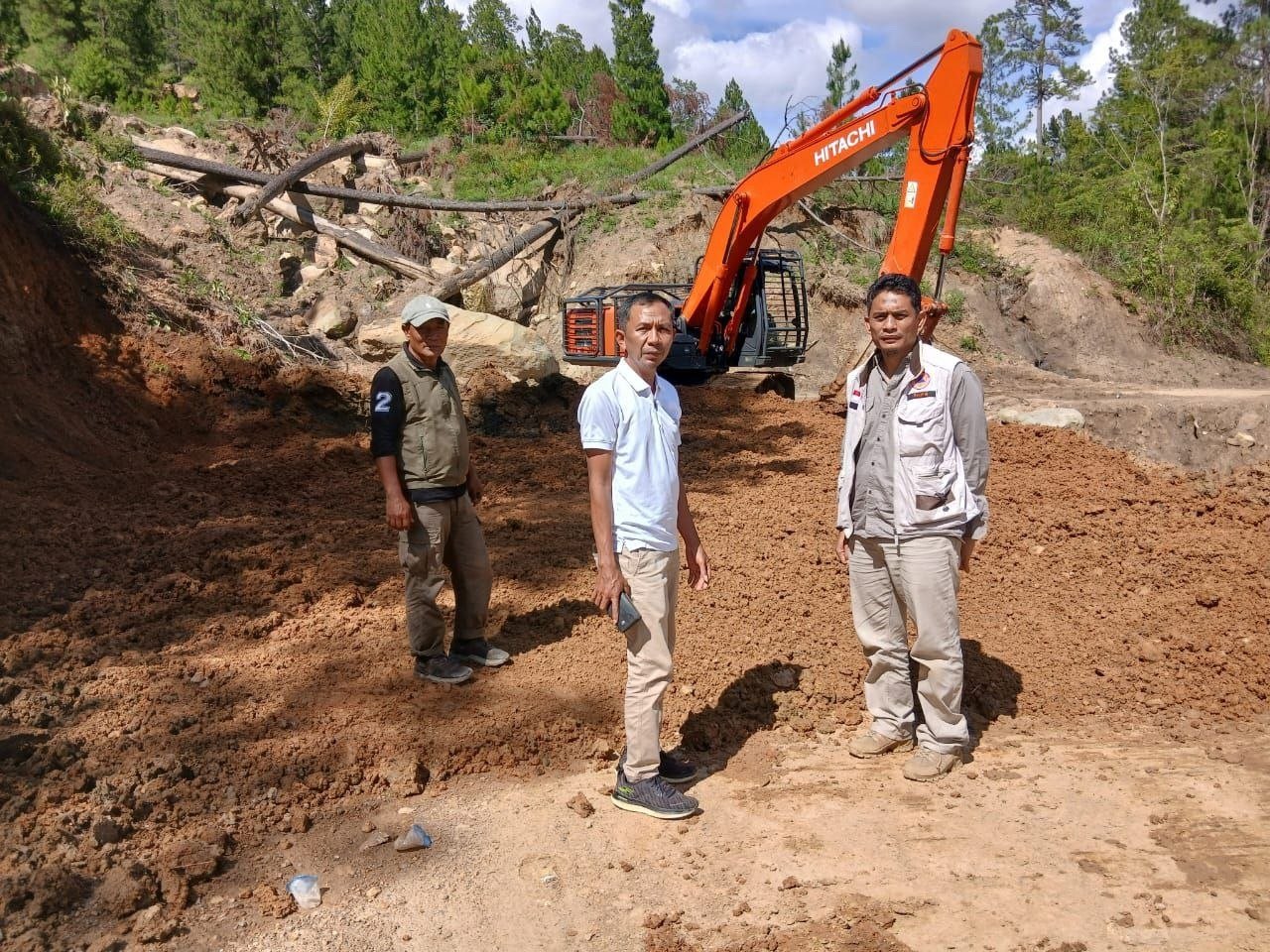 Jalan Gayo Lues Menuju Aceh Timur Longsor Lima Titik, BPBD dan PUPR Bersihkan Lumpur