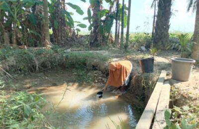 Warga Alue Bili Geulumpang ambil air keruh